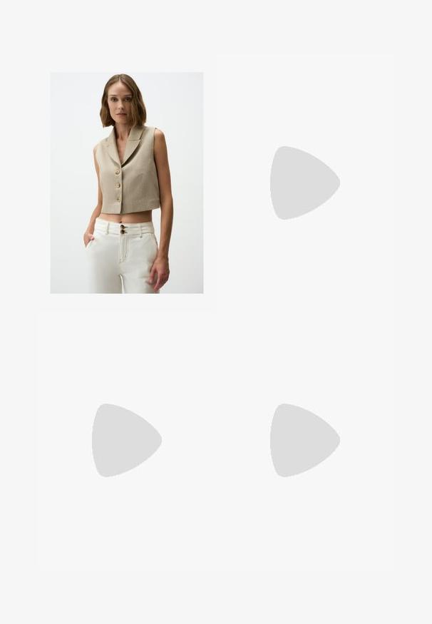 Gilet corto senza maniche beige con un tessuto strutturato, due grandi bottoni e un colletto a punte. Abbinato a pantaloni bianchi a vita alta.; Maglietta a maniche corte beige chiaro con scollatura rotonda, realizzata in un tessuto morbido e liscio. Presenta una vestibilità comoda e un orlo dritto.; Pantaloni a gamba larga bianchi realizzati in un tessuto leggero. Presentano una vita elastica con cordoncino e tasche laterali. Texture liscia.; Infradito con suola in gomma color talpa, progettate con tre cinturini in pelle bianca sovrapposti e un piccolo dettaglio a fiocco al centro.