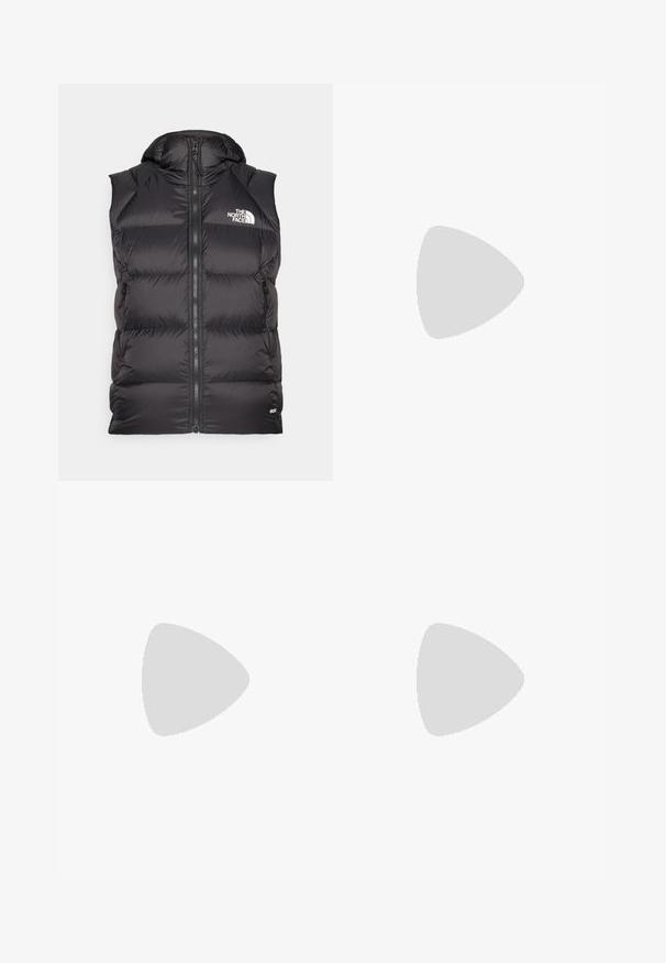Zwarte gewatteerde vest met capuchon, rits aan de voorkant en zijzakken. Bevat een logo op de borst en een gestructureerd materiaal met een gladde afwerking.; Zwart langsluiting T-shirt van katoen met een ronde hals. Heeft een klein wit logo op de linkerkant van de borst. Eenvoudig ontwerp en pasvorm.; Zwarte nylon cargo broek met afneembare pijpen, verstelbare manchetten, meerdere zakken en een logo op het rechterbeen. Gladde, lichte textuur.; Beige en crème sportschoen met een textuur-mesh bovenwerk, ondersteunende overlays en een rubberen zool met een profielpatroon voor grip.