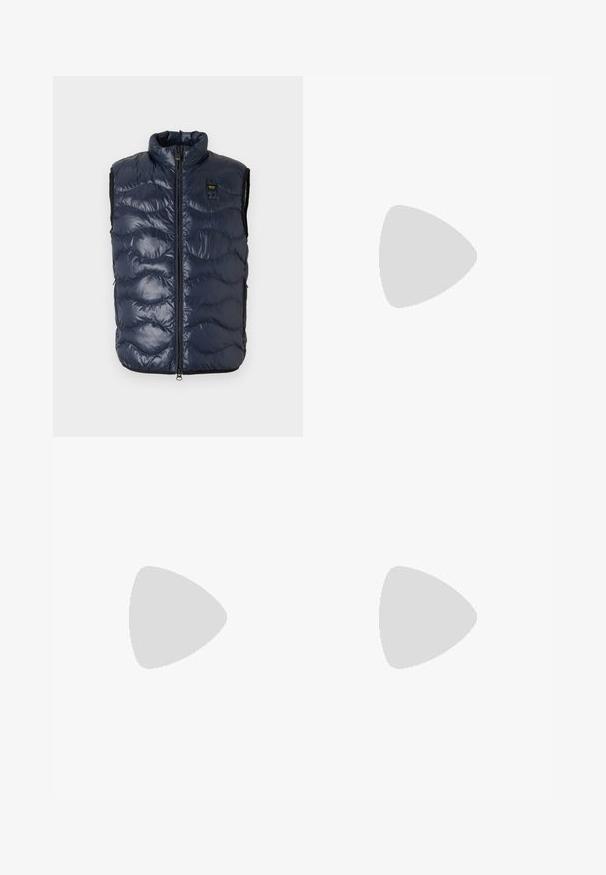 Navy blue padded vest with high collar, zip closure, wavy quilted pattern, and side pockets. Made from glossy, lightweight material.; Pitkähihaisesta valkoisesta puuvillapaidasta, jossa on pyöreä pääntie, sivuhaalareita alaosassa ja sileä pinta, näkyy takaa.; Vaaleansiniset farkut suoranlahkeisella muotoilulla, viisi taskua, nappisuljenta, vähäinen kuluminen ja kontrastiväriset ompeluyksityiskohdat.; Valkoinen tennari, jossa on sileä nahkapäällinen ja matala profiili. Ominaisuuksiin kuuluu pyöreä kärki, kuusi rei'itystä ja teksturoitu kumipohja.
