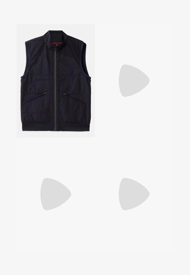 Gilet sans manches en bleu marine foncé, doté d'un col montant, d'une fermeture éclair multicolore et de deux poches zippées angulaires avec un ourlet côtelé. Finition en tissu texturé.; T-shirt gris à manches courtes fabriqué en tissu doux et texturé. Présente un col rond classique et un ourlet droit, idéal pour une tenue décontractée.; Pantalons cargo beiges avec une taille élastique, comportant deux poches latérales et un tissu doux et léger. Texture froissée.; Baskets blanches et noires avec une tige en cuir lisse, des accents texturés et une semelle épaisse blanche. Présentent un design classique à lacets.; Banane en textile noir de forme incurvée, avec un compartiment principal zippé et une poche avant, étiquette de marque embossée à l'avant.