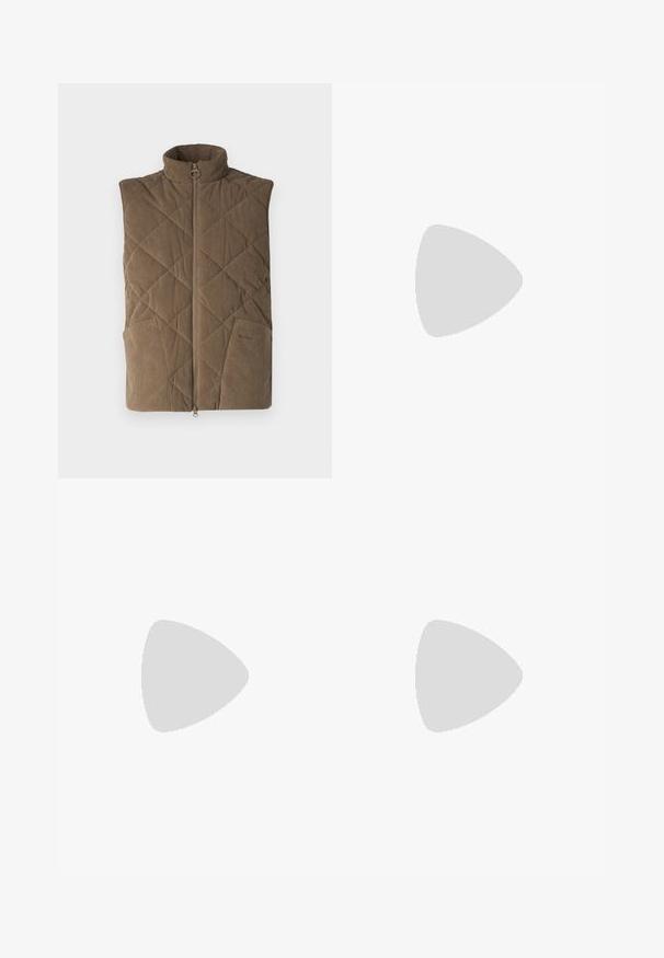 Braune Cordweste mit einem gesteppeten Muster, hohem Kragen, Reißverschluss vorne und zwei seitlichen Taschen. Schlichtes und funktionales Design.; Schwarzer Rollkragenpullover aus weichem, geripptem Stoff. Figurbetontes Design mit langen Ärmeln und hohem Kragen. Minimalistischer Stil, keine sichtbaren Muster.; Schwarze Hosen aus glattem Stoff, mit geradem Schnitt, zwei vorderen Taschen und einem Reißverschluss mit Knopfverschluss.; Braune Lederlackschuhe mit flacher Sohle, abgerundetem Zehenbereich und dekorativer Stickerei. Enthält eine gestickte Verzierung über die Oberseite und eine glatte Oberfläche.