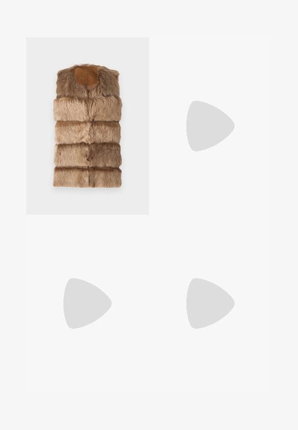 Mākslīgās kažokādas bez piedurknēm veste gaiši brūnā krāsā ar mīkstu, teksturētu virsmu. Iezīmē apaļu kakla izgriezumu un horizontālu quilt stilu.; Melnā īsām piedurknēm t-krekls ar dziļu V veida kakla izgriezumu un pieciem dekoratīviem pogām gar izgriezumu. Gluds audums ar brīvu piegriezumu.; Melnas pielāgotas bikses ar taisnu kāju, divām priekšējām kabatām, pogu aizdari un liekumu detaļām priekšpusē. Gluda auduma tekstūra.; Melnas ādas potīšu zābaki ar gludu tekstūru, smailu purngalu un masīlu augstu papēdi. Iekļauts sānu atvērums un minimālistisks dizains.