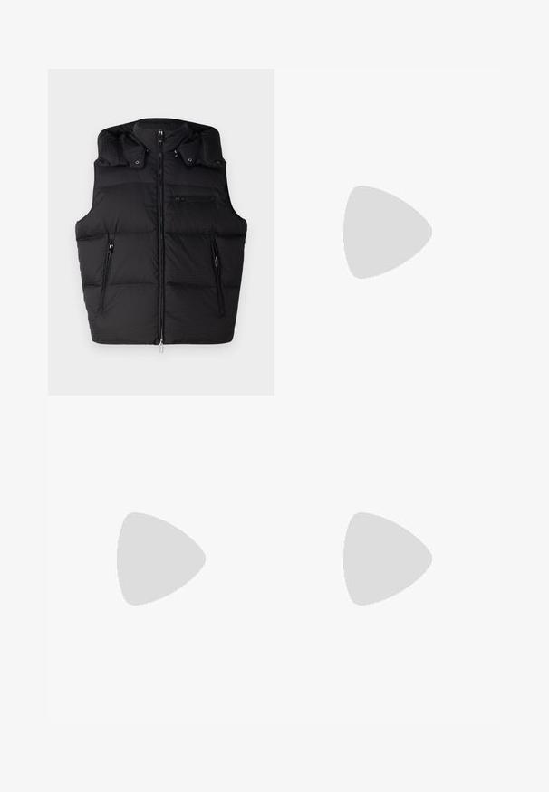 Emporio Armani Brezrokavnik - nero; Črna dolga majica z dolgimi rokavi in okroglim izrezom. Narejena iz mehkega materiala, ima preprost dizajn in standardno prileganje brez vidnih vzorcev ali poudarkov.; Filippa K WIDE TROUSERS - Hlače - driftwood; Bela trenerka z zaključki iz semiša, okroglo konico, ravne vezalke in kremna gumijasta podplata. Ima zeleno blagovno znamko na peti.; Črne pravokotne sončna očala s temnimi lečami, debelim plastičnim okvirjem, zlatimi detajli na templjih in izgravirano blagovno znamko na ročaju.