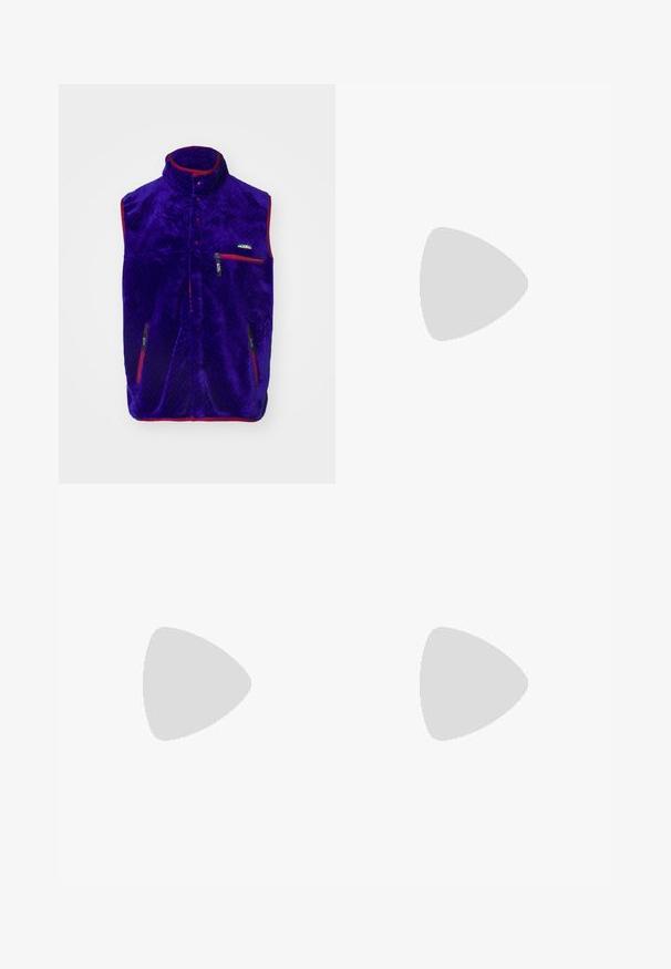 Viskoza purppurakuosisilla ja korkealla kauluksella, punaisilla yksityiskohdilla ja kahdella vetoketjullisella taskulla. Ominaisuuksiin kuuluu teksturoitu kuvio ja logo rinnassa.; Musta puuvillapaita valkoisilla accenteilla. Siinä on lyhyet hihat, raglan-muotoilu ja pieni logo rinnassa. Olkapäillä kolme valkoista raitaa.; Mustat urheiluhousut, joissa on joustava vyötärö, valkoiset sivuraidat ja pieni logo. Materiaali näyttää pehmeältä ja kevyeltä.; Mustat samettiset tennarit, joissa on keltaisia yksityiskohtia, kolmonen raita ja ruskea kumipohja. Sisältää pehmustetun kielisen mukavuutta varten.