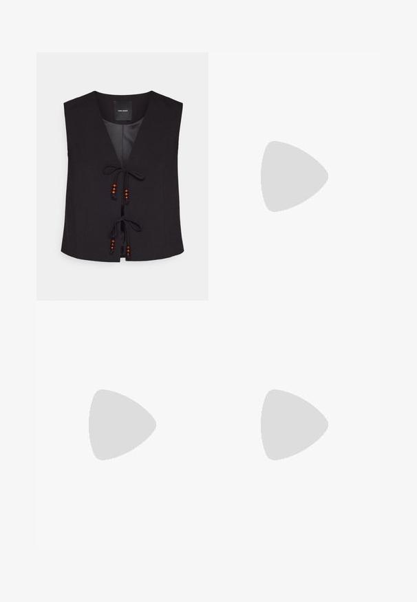 Vero Moda VMWAVE STRING WAISTCOAT - Strukirani kaput - black; Crna rebrasta kratka majica bez rukava s okruglim izrezom. Izrađena od mekog, rastezljivog materijala, s urednim rubovima.; Crne traperice s ravnim krojem, s gumbom za zatvaranje, dizajnom s pet džepova i suptilnim izbljeđivanjem tkanine.; Crni nubuk tenisice s bijelim pertlama, s istaknutom bijelom bočnom prugom i crnim gumenom potplatom, s kontrastnim detaljima šivanja.