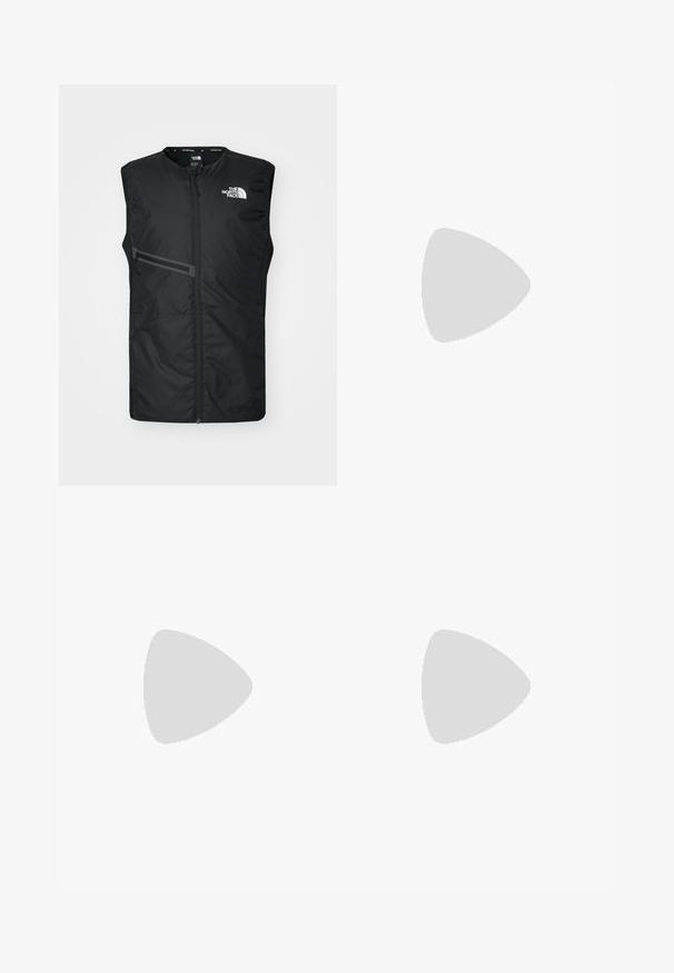 The North Face MOUNTAIN ATHLETICS HYBRID GILET - Vestă - black; Cămașă gri cu mânecă lungă, dintr-un material texturat, având un buzunar pe piept de culoare gri închis și închidere cu fermoar. Logo-ul pe buzunar este alb.; Pantaloni de drumeție gri, cu un design conic, multiple buzunare și accente contrastante în gri închis și negru. Realizați dintr-un material flexibil și durabil.; Pantofle atletice negre cu superior texturat, șireturi roșii și logo. Talpă groasă cu izolație pentru aderență. Design minimalist, vedere laterală.