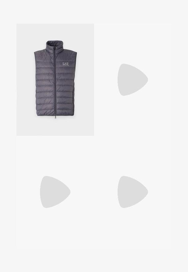 Šedá vyp padded vesta s vysokým límcem, předním zipem a logem. Má horizontálně prošívané části a bez rukávů. Lehký design.; Bílé bavlněné tričko s kulatým výstřihem a krátkým rukávem, na přední straně s potiskem zlatého loga EA7 Emporio Armani.; Černé sportovní šortky vyrobené z měkké látky, s elastickým pasem a malým žlutým logem EA7 na dolní části levé nohy.; Bílé a černé tenisky s hladkým koženým svrškem, texturovanými akcenty a robustní bílou podešví. Mají klasický design se šněrováním.