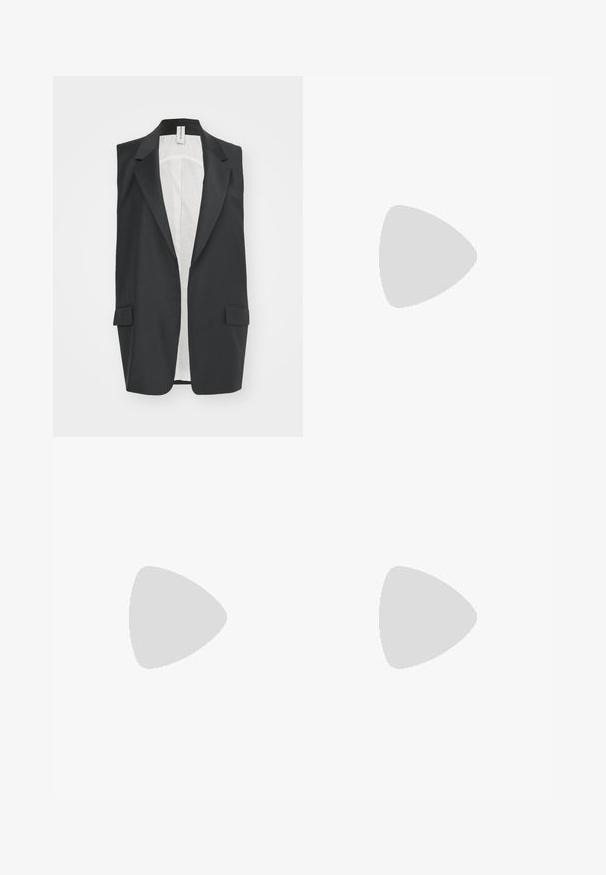 DRYKORN FLECKNOE - Weste - black; Schwarzes Tanktop aus weichem, dehnbarem Stoff. Mit Rundhalsausschnitt und breiten Trägern, tailliert geschnitten und mit glatter Oberfläche.; Schwarze Denim-Jeans mit weitem Bein und hoher Taille, mit vorderen Knöpfen und zwei Vordertaschen; glatte Textur mit leichtem Verwaschungsfinish.; Weiße und silberne Nike-Sneaker aus Mesh-Gewebe, mit reflektierenden Akzenten und einer beigen Sohle. Getragen mit schwarzen Socken und stehend auf einer blauen Fläche.