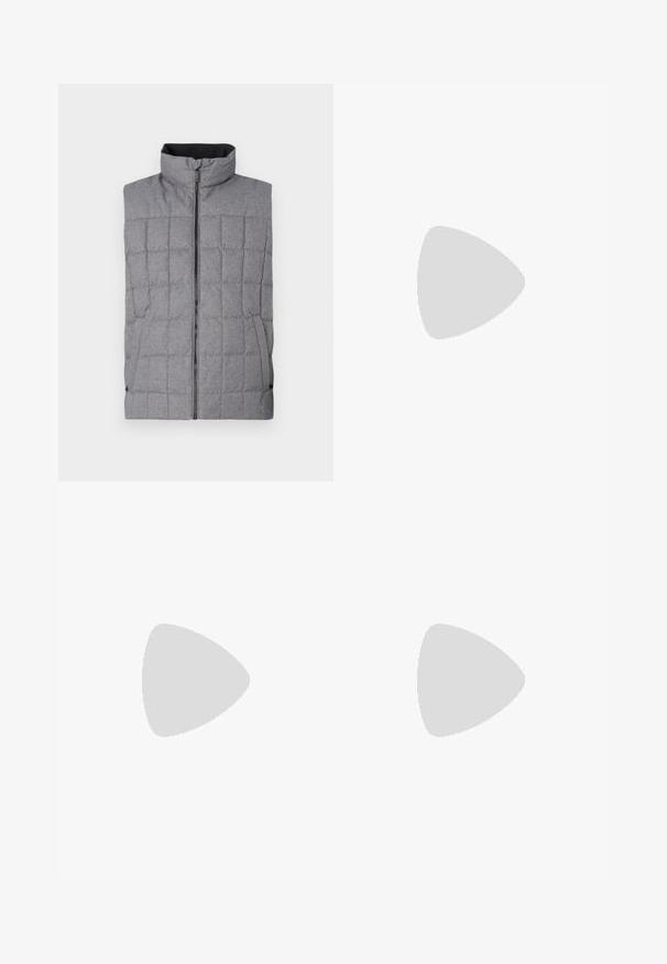 Gilet grigio imbottito con colletto alto, zip frontale e tasche laterali. Presenta un tessuto testurizzato con un motivo a griglia e dettagli elasticizzati.; T-shirt nera a maniche corte realizzata in cotone, con scollatura rotonda e un piccolo logo circolare sul petto. Texture liscia.; Han Kjøbenhavn CARGO TROUSERS - Pantaloni cargo - dark brown; Sneaker in pelle bianca con una finitura liscia, punta rotonda, lacci piatti e suola testurizzata. Presenta un logo discreto sul tallone.