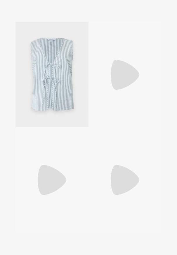 Top en coton sans manches présentant un col en V, des rayures verticales bleu et blanc, et un détail de nœud à l'avant, offrant une coupe décontractée.; Haut asymétrique sans manches en tissu beige clair, présentant un décolleté arrondi et un détail froncé sur le côté pour ajouter de la texture.; Pantalons en mélange de lin ivoire avec une taille élastique, un cordon de serrage, et des fentes sur le bas pour un ajustement réglable.; Ballerines beige clair avec un bout arrondi, une bride à lacets à la cheville, une surface texturée et un design de semelle flexible. Convient pour un usage décontracté.; Sac à main noir avec un design incurvé, fabriqué à partir d'un matériau texturé. Il dispose d'un logo doré et d'une fermeture éclair, avec une sangle lisse.