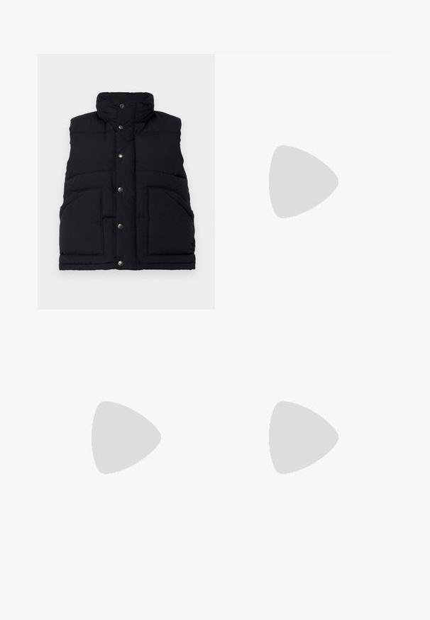 The North Face VEST - Colete - black; Even&Odd Petite 2 PACK - Top - light grey/black; Calças largas pretas feitas de tecido suave, com fecho de botão e um design limpo e ajustado, sem bolsos visíveis.; Botas plataforma em camurça castanha com painéis laterais elásticos e puxadores laranja, combinadas com uma saia de ganga clara até ao joelho, em um chão de madeira.