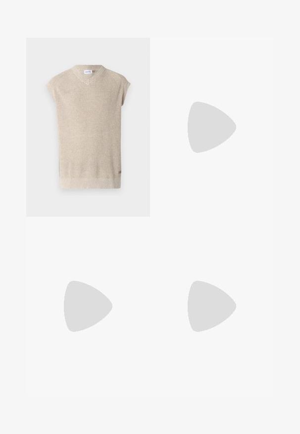 Calvin Klein Vest - seedpearl; Svart bomull t-skjorte med korte ermer, med en preget "Calvin Klein"-logo på forsiden, rund hals og en avslappet passform.; Sorte bukser med en glat tekstur, der har lige snit, to forlommer og en enkelt knaplukning i taljen.; Sorte skinnsko uten snøring med rund tå, sydd detaljer og svart gummisåle. Glatt tekstur med minimalistisk design.