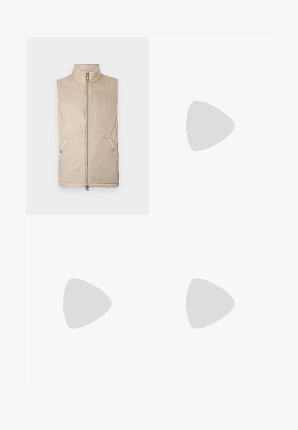 Beige ärmlös väst med hög krage, framzipper och två sidofickor. Slät tyg med en subtil lyster och minimal branding.; Vit långärmad skjorta i bomull med rund halsringning, sidofickor längst ner och en slät yta, visad bakifrån.; Ljust blå denimjeans med rak passform, fem fickor, knappstängning, minimal blekning och kontrasterande sömdetaljer.; Vit sneaker med en slät läderövre och låg profil. Har en rundad tå, sex snörhål och en strukturerad gummisula.