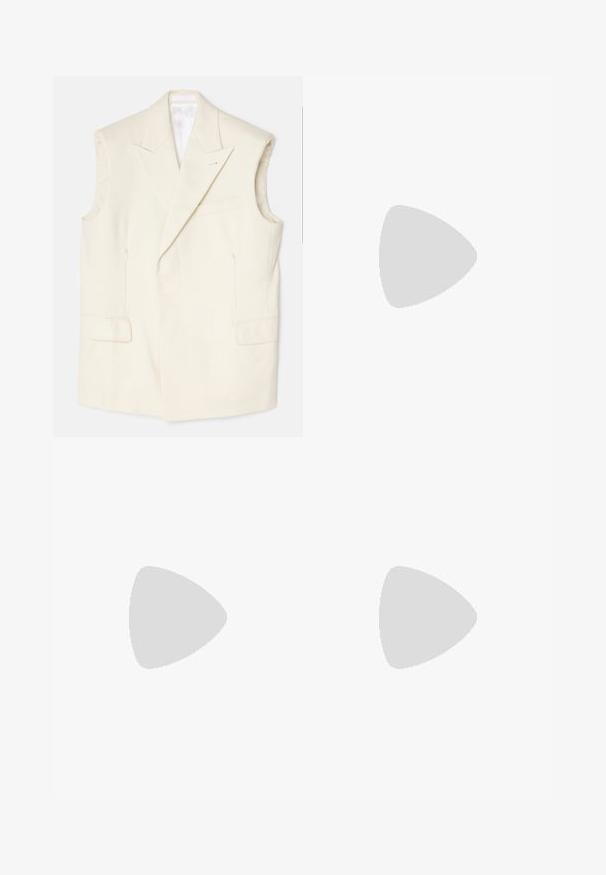 Blazer sans manches de couleur crème en tissu lisse, avec un col en pointe, des poches avant et une épingle décorative unique.; T-shirt noir court en coton, avec des manches courtes et larges et un col rond, affichant une texture lisse et un design minimaliste.; Pantalons blancs à jambes larges en coton avec une texture douce. Comprend un bouton à l'avant, une fermeture éclair et un design à quatre poches.; Baskets en cuir blanc avec une texture lisse, bout rond, œillets minimalistes et semelle plate en caoutchouc. Design simple sans accents supplémentaires.
