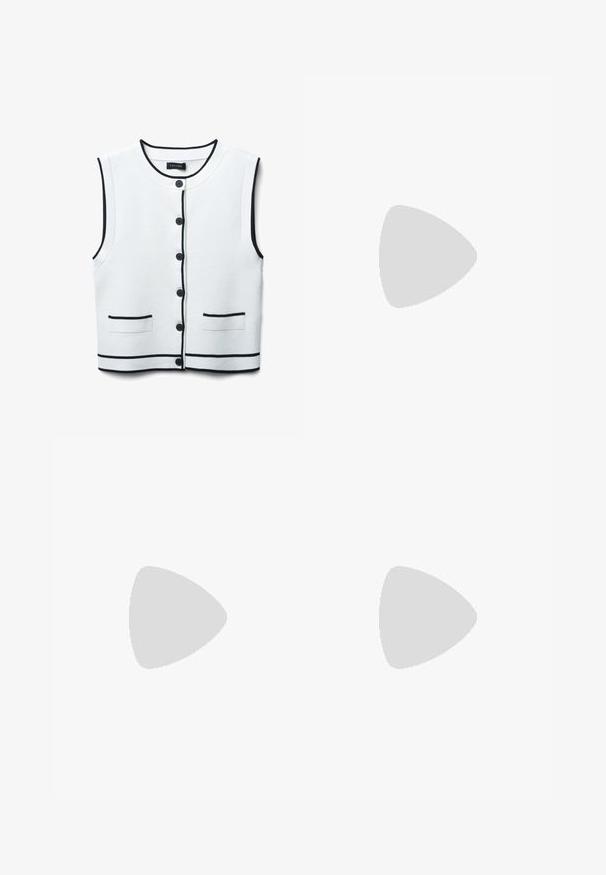Weißer ärmelloser Cardigan mit schwarzem Besatz, fünf Knöpfen auf der Vorderseite und zwei horizontalen Taschen auf Taillenhöhe. Weicher, strukturierter Stoff.; Zwei ärmellose, gerippte Rollkragenoberteile in Schwarz und Weiß, mit einer figurbetonten Passform und glatter Textur sowie einer cropped Länge.; Schwarze weite Hosen aus leichtem Stoff, mit einem Knopfverschluss vorne und flachem Bund, mit sorgfältig genähten Säumen.; Sportschuhe mit einem Obermaterial aus weißem Leder, grauer Wildleder-Zehenkappe und drei schwarzen Streifen. Sie verfügen über ein blaues Logo auf der Zunge und eine strukturierte Gummisohle.