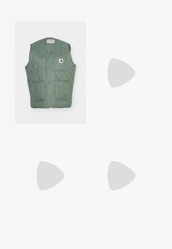 Gilet trapuntato in verde tenue, con scollatura a V, bottoni a scatto, due tasche frontali e un patch con logo. Realizzato in materiale sintetico leggero.; Maglietta a maniche lunghe verde chiaro realizzata in morbido cotone, con scollatura a girocollo e un piccolo logo stampato sul lato sinistro in alto.; Pantaloni in denim neri con design a gamba dritta, stile classico a cinque tasche, dettaglio del bottone rosso e cuciture dorate a contrasto.; Sneaker verdi intrecciati con strisce bianche, dettagli in camoscio e suola in gomma al gusto, abbinati a pantaloni in denim neri.