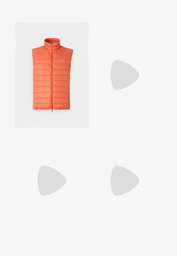 Gilet arancione, soffice e senza maniche con colletto alto e zip frontale. Presenta cuciture orizzontali e logo EA7 in argento sul petto.; Maglione a collo tondo blu navy realizzato in morbido tessuto, con maniche lunghe e orlo a coste. Senza motivi o decorazioni visibili.; Jeans in denim blu chiaro con vestibilità slim, cinque tasche e design a gamba dritta. Presenta un'apertura con zip e passanti per cintura. Texture morbida.; Sneaker bianche e nere con parte superiore in pelle liscia, dettagli testurizzati e suola bianca spessa. Presentano un classico design con lacci.