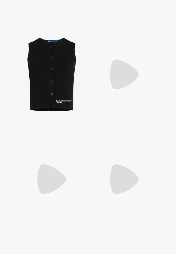 Črn pleten tank top z zaobljenim izrezom, s šestimi gumbi in izvezenim napisom "KARL LAGERFELD JEANS" v beli barvi na spodnjem levem delu.; Črna bombažna majica s kratkimi rokavi, sproščenega kroja z kontrastnim stranskim panelom, ki vsebuje majhne besedilne in oblikovne podrobnosti.; Črne in bele zožene hlače s slim fit krojem ter kontrastnimi paneli. Tkanina ima gladko teksturo; pas je raven in prilegajoč.; Črne lakirane sandale s kitten peto z odprtim nosom, širokimi trakovi, nastavitvenimi zaponkami in geometrijsko blokasto peto.