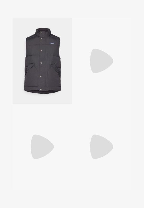 Melnas pūkainas veste ar augstu apkakli, spiedpogu aizdari un sānu kabatām. Tam ir šūtu rakstu un mazs logotips uz krūtīm.; Pelēka īsām piedurknēm kreks, kas izgatavots no mīkstas teksturētas auduma, ar mazu zilu Patagonia logotipu kreisajā krūtī. Bez papildu rakstiem.; Tumši pelēki bikses, kas izgatavotas no izturīgas auduma, ar rāvējslēdzēja kabatu, taisnu piegriezumu un jostu cilpām, lai pielāgotu fit.; Brūni ūdensnecaurlaidīgi sporta apavi ar teksturētu virsu, perforētiem akcentiem, melnu papēža atbalstu un pelēku gumijas zoli. Šņores veidotas ar metāliskiem galiem.
