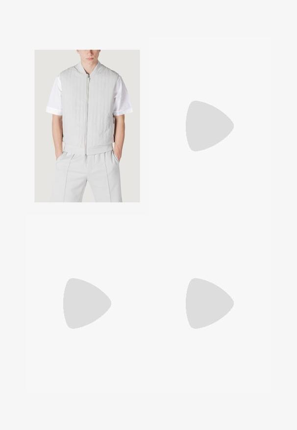 Gilet grigio chiaro imbottito con colletto alto e zip frontale. Indossato sopra una camicia bianca a maniche corte. Presenta un orlo a costine e tasche.; Due magliette polo nere, con maniche corte, in cotone, con colletto classico, pattina a due bottoni e dettagli a righe bianche all'interno del colletto.; Pantaloni in denim nero con taglio dritto, design a cinque tasche e chiusura frontale con bottone. Tessuto liscio con dettagli di cucitura minimi.; Mocassini in pelle nera con punta rotonda, caratterizzati da un design cucito, suola piatta bassa e un battistrada in gomma testurizzata e scolpita.