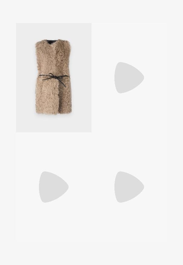 Beige nepleren vest met een V-hals en een zwarte strikceintuur. Heeft een gestructureerd, fluffy oppervlak en een open voorkant.; Gemiddelde witte T-shirt gemaakt van zachte stof, met korte mouwen, een ronde halslijn en geribbelde zoomdetails. Eenvoudig en ongecompliceerd ontwerp.; Zwarte op maat gemaakte broek met een rechte pijp, twee voorzakken, een knoopsluiting en plooien aan de voorkant. Glad textuur van de stof.; Zwarte leren enkelboot met een gladde textuur, spitse neus en een gedurfde hoge hak. Beschikt over een zijopening en een minimalistisch ontwerp.