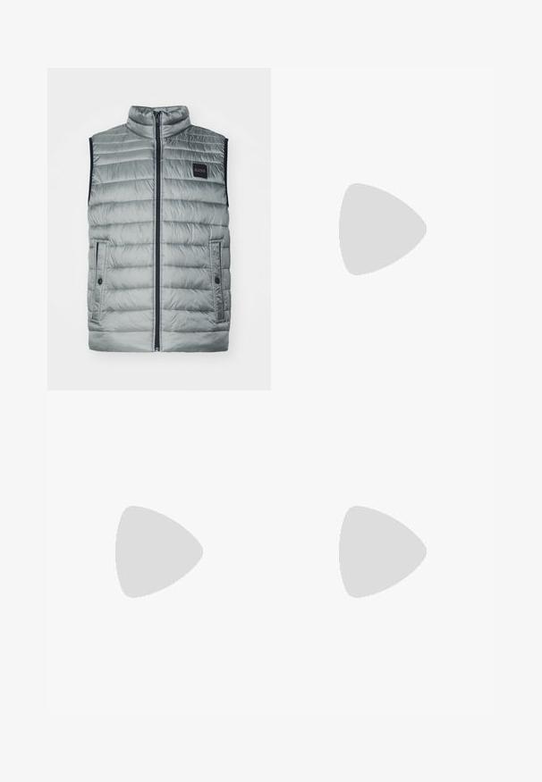 BOSS ODENO - Väst - open grey; Svart polotröja gjord av mjukt material, med långa ärmar och en åtsittande passform. Ribbat avslut vid fåll och ärmslut. Enkelt mönster.; Svarta denimjeans med rak bendesign, som har knappstängning, fem fickor och minimal sömnad för en ren look.; Svart läder snörsko med rund tå, slät yta, minimal söm och låg gummihäl. Logotyp på hälen.