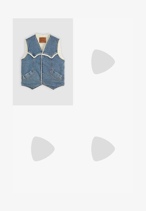 Džínová vesta s ovčím rúnom, s V-čkovým výstrihom, dvoma prednými vreckami a hnedou koženou značkou na vnútornej strane.; Biela bavlnená tričko s okrúhlym výstrihom, na ľavej hrudi s čiernym logom "Polo Motorsport" a prekrývajúcimi sa šachovnicovými vlajkami.; Pánske rovné čierne riflové nohavice s piatimi vreckami a oranžovým prešívaním, s gombíkom a zipsom na prednom páse.; Čierne kožené tenisky s hladkou textúrou, béžová gumová podrážka, viazanie a kontrastný akcent na päte.