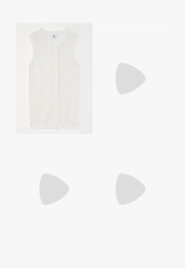 Balts bez piedurknēm adīts kardigāns ar sieta tekstūru, apaļu kakla izgriezumu un pieciem pogām priekšpusē. Vienkāršs un viegls dizains.; Balta kokvilnas T-krekls ar īsām piedurknēm, apaļu dekoltē, brīva piegriezuma un šūtu apakšmalu. Etiķete redzama iekšējā kakla daļā.; Baltas platfita bikses, izgatavotas no kokvilnas ar gludu tekstūru. Aprīkotas ar priekšējo pogu, rāvējslēdzēju un četru kabatu dizainu.; Melnas ādas augstpapēžu sandales ar potītes siksniņu. Ievērojama kvadrāta formas purngala, gluda tekstūra un kvadrātveida bloka papēdis, kas rotāts ar sudraba kniedēm.