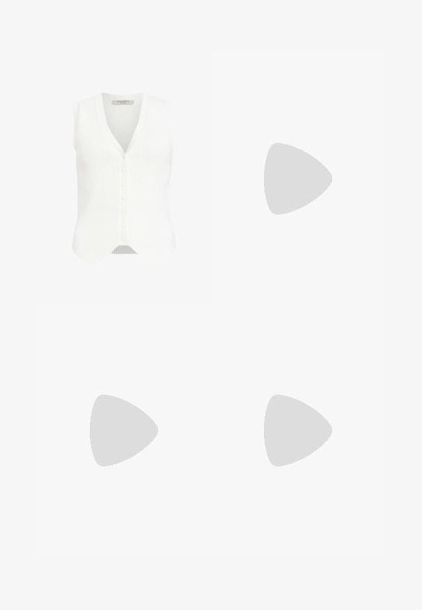 Weißes, geripptes Stricktop mit V-Ausschnitt, mit einer durchgehenden Knopfleiste und einem gewellten Saum. Aus weichem Stoff mit strukturierter Oberflächenbeschaffenheit gefertigt.; Zwei ärmellose, gerippte Rollkragenoberteile in Schwarz und Weiß, mit einer figurbetonten Passform und glatter Textur sowie einer cropped Länge.; Schwarze weite Hosen aus leichtem Stoff, mit einem Knopfverschluss vorne und flachem Bund, mit sorgfältig genähten Säumen.; Sportschuhe mit einem Obermaterial aus weißem Leder, grauer Wildleder-Zehenkappe und drei schwarzen Streifen. Sie verfügen über ein blaues Logo auf der Zunge und eine strukturierte Gummisohle.