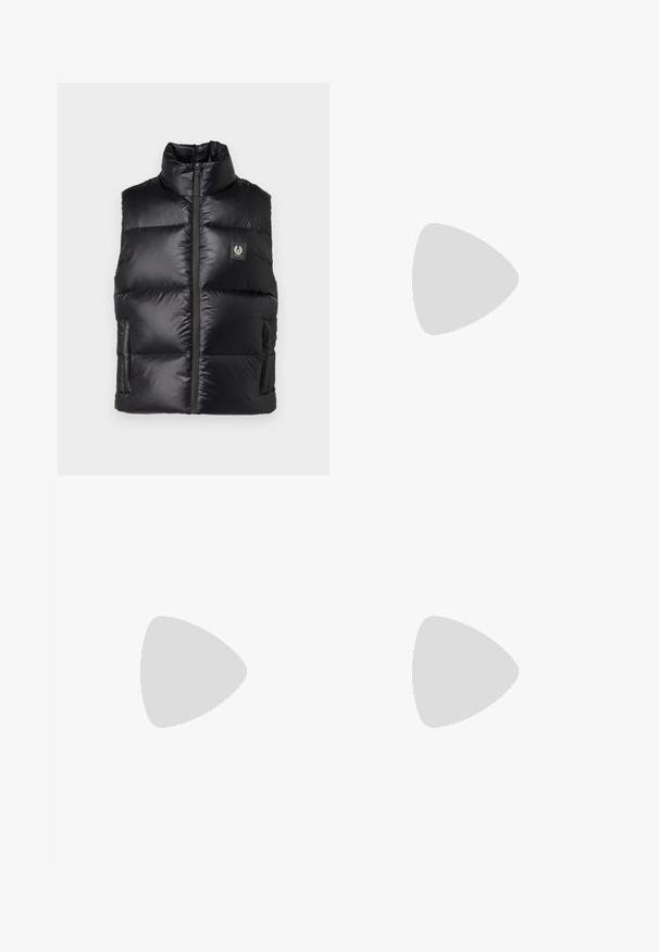 Belstaff RESOLVE GILET - Liemenė - black; Balta medvilninė marškinė su laisvu siluetu, su mažą juodą grafiką logotipą kairėje krūtinės pusėje. Trumpomis rankovėmis, apvaliu kaklu.; Balti, susiūtos kelnes, turinčios pritaikytą siluetą, pasižyminčias lygia tekstūra, dirželio kilpomis ir siaurėjančiomis kojomis. Nėra matomų kišenių ar raštų.; Baltas ir šviesiai bežinis sportinis kedas, su tinklo viršumi, perforuotais detalėmis ir tekstūruotu tarpine su logotipu ant kulno.