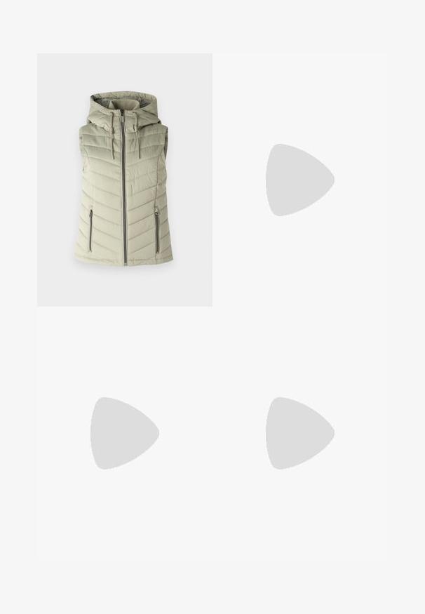 Vadderad ärmlös väst i ljusgrön med huva, med horisontell sömnad, framzipper och två sidofickor med dragkedja.; Vit kortärmad t-shirt i mjuk bomull, med rund halsringning och figurnära passform. Inga synliga mönster eller dekorationer.; Ljusgrå sweatpants med avslappnad passform, elastiskt midjeband, dragsko och sidofickor; tillverkade av mjukt, texturerat tyg.; Nike idrottssko i vitt och ljusrosa. Har en meshtopp och en distinkt böjd sula med synlig luftdämpning.