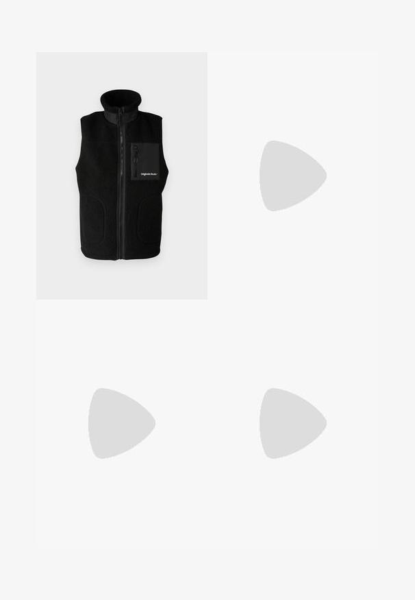 Zwarte fleece vest met hoge kraag, volledige voorrits en een ritszak op de borst. Inclusief soepele stofaccenten en zijzakken.; Witte katoenen t-shirt met korte mouwen, ronde hals, relaxte pasvorm en zonder zichtbare logo's of patronen. Gladde textuur en minimalistisch ontwerp.; Hoge taille, losvallende jeans van vervaagd zwart denim. Beschikt over vijf zakken, riemlussen en een schone, rechte broekspijp ontwerp.; Grijze en witte sneaker met een bovenwerk van suede en leer, ronde neus, platte veters en een rubberen zool met een gumaccent.