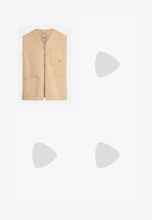 Beige, mouwloze vest gemaakt van lichtgewicht stof, met een rits aan de voorkant, twee voorzakken en een klein logo-oplabel op de rechterzak.; Witte katoenen t-shirt met korte mouwen en een ronde hals. Heeft een klein, subtiel Nike-logo op de borst en een zijlabel.; Zwarte denim broek met een rechte pijpdesign, voorzien van een knoop- en ritssluiting, riemlussen en minimale stikdetails.; Witte sportieve schoenen met een bovenkant van mesh, gemêleerde accenten en een gevoerde zool. Samengesteld met zwarte geribde enkelsokken op een blauwe tapijtvloer.