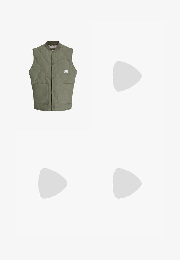 Alyvuogių žalios quilted be rankovių liemenės su priekiniais mygtukais, gumine apykakle, trimis kišenėmis ir maža etikete viršutiniame kairiajame kišenėje.; Alyvuogių žalumos ilgarankovė polo marškiniai, pagaminti iš tekstūruotos medžiagos. Su apykakle, trimis mygtukais ir laisva forma.; Tamsiai mėlynos džinsinės kelnės su tiesiomis kojomis, aukštu liemeniu, penkiais kišeniais ir kontrastingomis siūlėmis. Apykaklė su neapdailintu kraštu ties kulkšnimi.; Rudos medvilniniai klumpės su lygiu, matinio paviršiaus apdaila. Yra išsiskiriantis bronzinis sagtis šone. Kamštinis padas ir gumos išorė užtikrina komfortą.