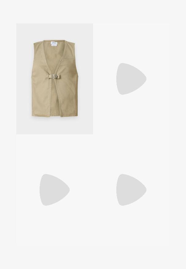 Beige ilmanhiha vest, joka on valmistettu kestävästä kankaasta ja jossa on syvä V-pääntie, etupainikekiinnitys ja selkeä, minimalistinen muotoilu.; Raidallisen neulepaidan harmaan ja beigen sävyiset värit, korkea kaulus, leveät hihansuut ja rento istuvuus lyhyellä leikkauksella.; Vaaleansiniset, leveälahkeiset farkut, joissa on haalistunut viimeistely. Ne sisältävät napin ja vetskarin, viisi taskua sekä vyölenkit.; Valkoiset nahkakengät, joissa on vaaleanruskeat pigmenttisuojat, rei'itetty kärki, litteät nauhat ja teksturoitu kermaisa pohja. Takana on huomaamaton brändäys.