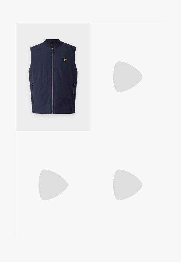 Tamsiai mėlynas be rankovių liemenėlis su lygiu paviršiumi, turintis priekinį užtrauktuką ir mažą geltoną išsiuvinėtą logotipą ant krūtinės. Du šoniniai kišeniai.; Ilgų rankovių baltas medvilninis marškinis su apvalia iškirpte, šonuose su plyšiais apačioje ir lygia tekstūra, rodomas iš nugaros.; Šviesiai mėlyni džinsai su tiesiu kirpimu, penkios kišenės, mygtuko užsegimas, minimalus blukimas ir kontrastingi siuvimo detalės.; Baltas sportinis batelis su lygiu odiniu paviršiumi ir žemu profiliu. Turi suapvalintą pirštą, šešis akių skyrius ir tekstūruotą gumos padą.