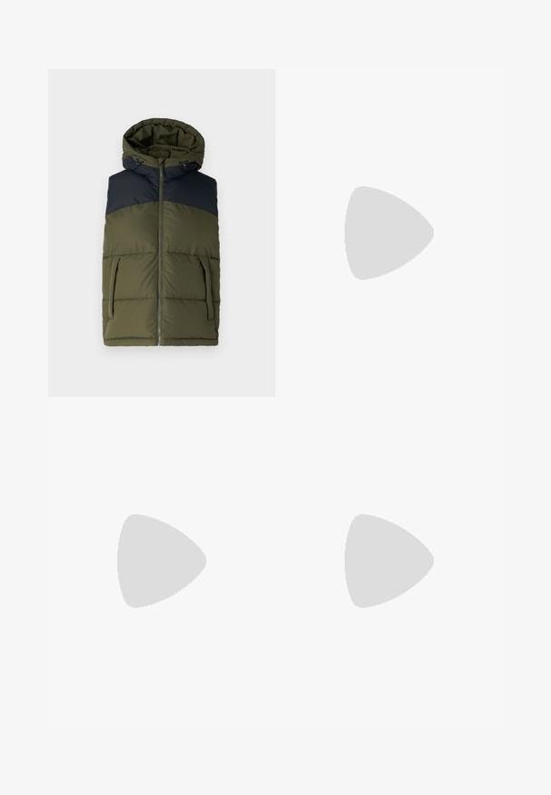 Jack & Jones JCOAERO - Strukirani kaput - forest night; Nike crna pamučna majica s klasičnim okruglim izrezom, kratkim rukavima i suptilnim, utisnutim logotipom na prsima. Glatka tekstura.; Crne trenirke od mekog materijala s elastičnom gumom u struku, kaptastom vezicom i malim Nike logom na lijevom butu.; Crne atletske cipele s teksturiranom tkaninom i gumene potplate, s elastičnim vezicama i plavim akcentom na peti. Nosene su s svijetlim trapericama.