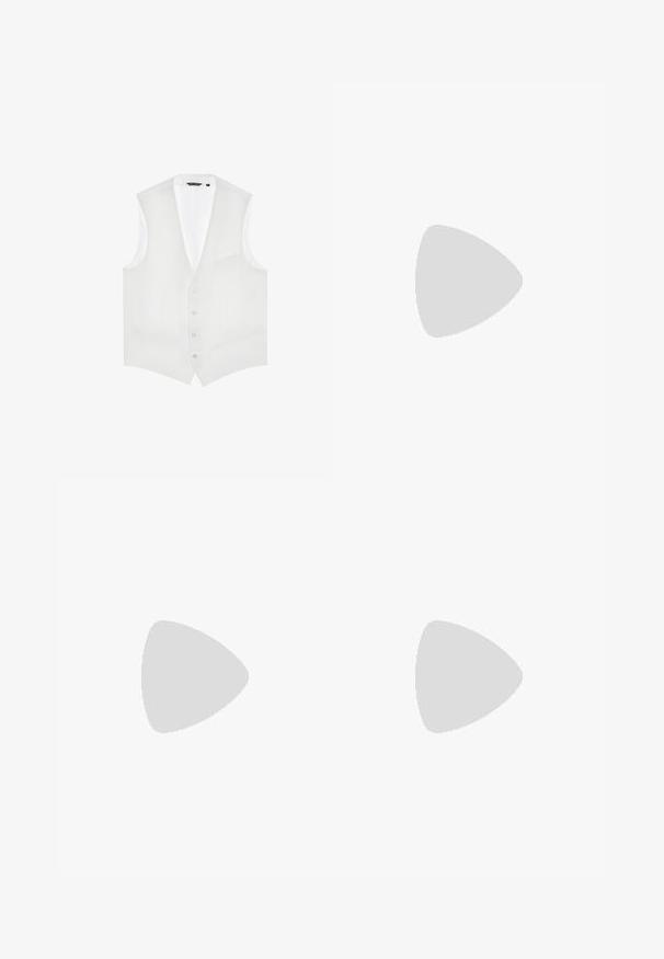 Antony Morato Smanicato - cream; T-shirt di cotone nero, maniche corte, scollo rotondo, colore uniforme, tessuto leggero, superficie liscia, senza motivi o grafiche visibili.; Pantaloni neri realizzati in tessuto liscio, caratterizzati da un taglio dritto, due pieghe frontali e una vita standard con passanti per la cintura.; Mocassino in pelle nera con finitura liscia, caratterizzato da un design cucito e da un accento decorativo in catena metallica sul vamp. Tacco piatto.