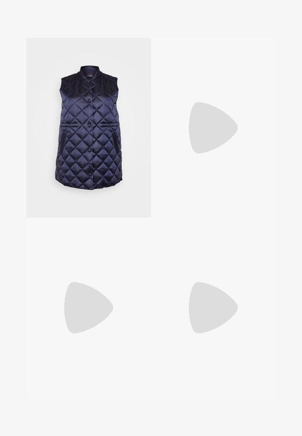 Colete acolchoado azul marinho com colarinho alto, botões frontais e bolsos laterais. Feito de um tecido leve e brilhante com um padrão de diamante.; Duas camisetas pretas de manga longa com design em V, feitas de um tecido macio e elástico, apresentando uma textura suave e um formato ajustado.; Calças largas pretas com cintura alta, detalhes em botão na cintura e pregas frontais.; Sandal de pele preta com bico pontiagudo e um salto bloco baixo. Apresenta uma tira no tornozelo com uma fivela em tom dourado. Textura suave.