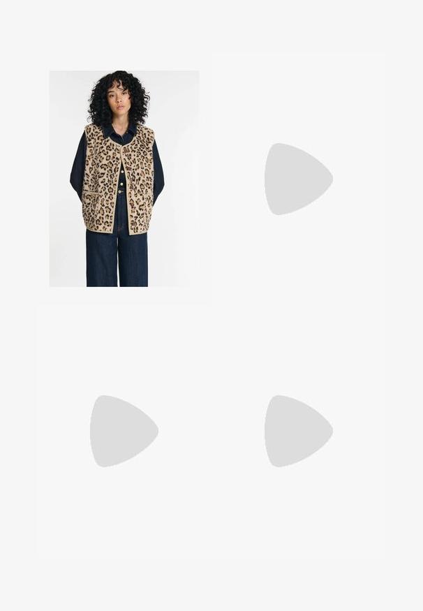 LABDIP Weste - leopard; Braunes Baumwoll-T-Shirt, kurze Ärmel, runder Halsausschnitt, lockere Passform, glatte Textur, minimalistisches Design, keine sichtbaren Muster oder Akzente.; Dunkelgrüne Jeans im weit geschnittenen Style, hergestellt aus einem Baumwollgemisch. Sie verfügen über einen Frontknopfverschluss, fünf Taschen und klassische Denim-Nähte.; Schwarze Wildleder-Espadrilles mit einem dünnen Knöchelriemen, offener Zehenpartie und moderatem Blockabsatz. Glatte Textur und minimale Akzente.