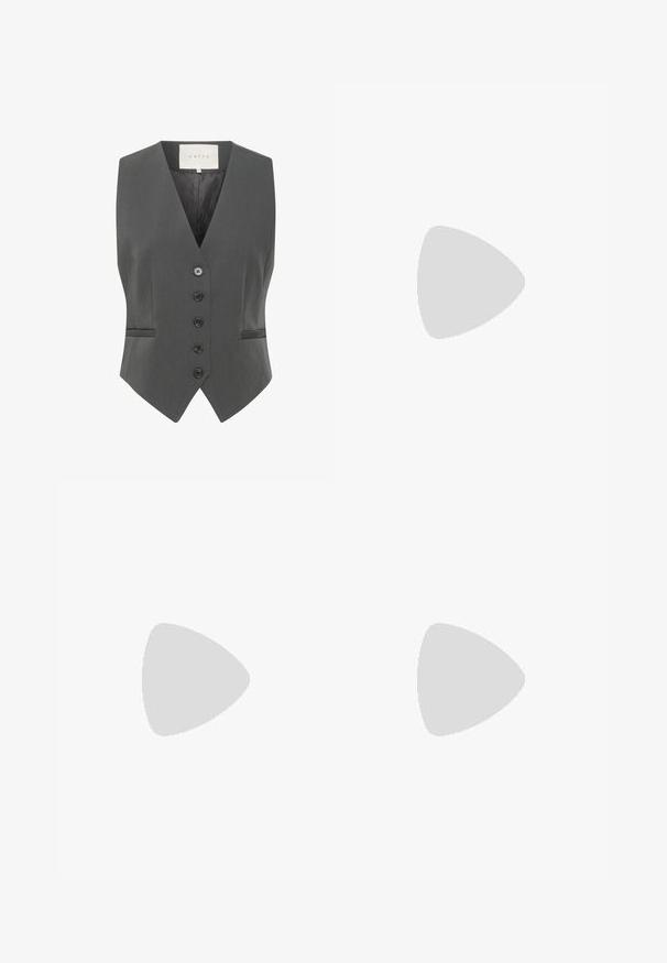 Gilet grigio con scollatura a V, caratterizzato da sei bottoni, due tasche e una texture liscia. Realizzato in tessuto tagliato per una vestibilità strutturata.; T-shirt in cotone nero con vestibilità rilassata, maniche corte, scollatura arrotondata e una texture liscia. Nessuna trama o accento visibile.; Pantaloni culotte neri in poliestere con una cintura elastica, due pieghe frontali e una silhouette ampia. Nessun motivo visibile o dettagli in metallo.; Sandali con tacco in vernice nera, con punta squadrata, cinturini alla caviglia e fibbie in argento. Presentano un tacco a blocco spesso per maggiore stabilità.