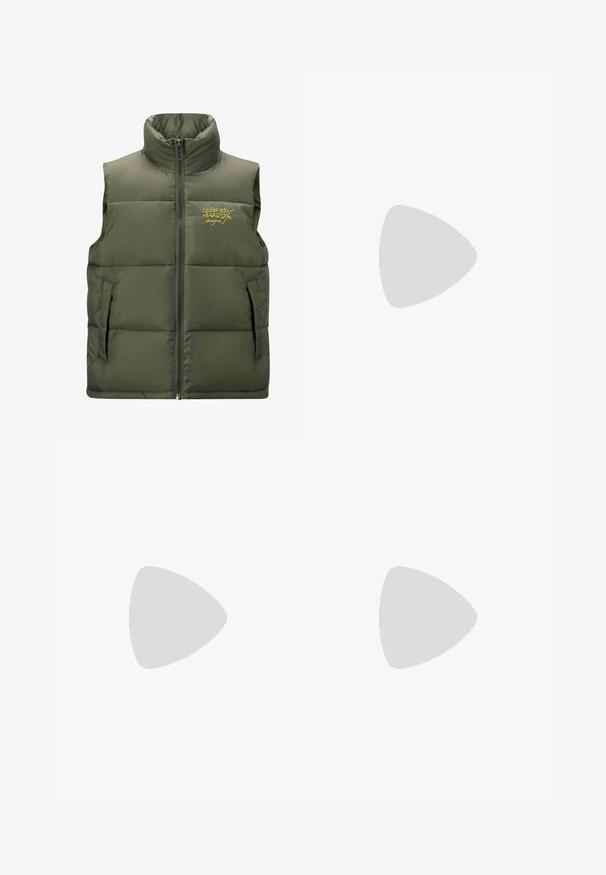 Ed Hardy - Kamizelka; Czarny bawełniany T-shirt z białym logo "ARCHIVE inc." na piersi, z krótkimi rękawami i okrągłym dekoltem.; Czarne bawełniane spodnie o luźnym kroju, z klasycznym pasem, przednimi plisy oraz bocznymi kieszeniami. Gładka struktura, bez wzorów.; Czarne sneakersy z gładką skórzaną cholewką, teksturowanymi akcentami i okrągłymi czarno-białymi sznurowadłami. Gruba gumowa podeszwa z wzorzystym bieżnikiem.