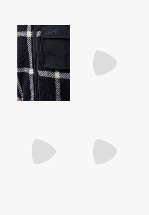 Marineblaue Fleeceweste mit weißem Karomuster, Reißverschluss vorne und schwarzen Nylon pockets. Mit Logo-Patch und weichem, strukturiertem Stoff.; Jack Wolfskin BIG SKY  - Fleecepullover - midnight sky; Schwarze Outdoor-Hosen mit einem Reißverschlusstaschen an den Oberschenkeln, elastischem Bund und glattem, wasserabweisendem Stoff. Sauberes Design ohne sichtbare Logos.; Schwarzer Trailrunning-Schuh mit einem robusten Mesh-Obermaterial, verstärkter Zehenkappe, strukturierten Gummisohle und elastischem Schnürsystem für einen sicheren Sitz.