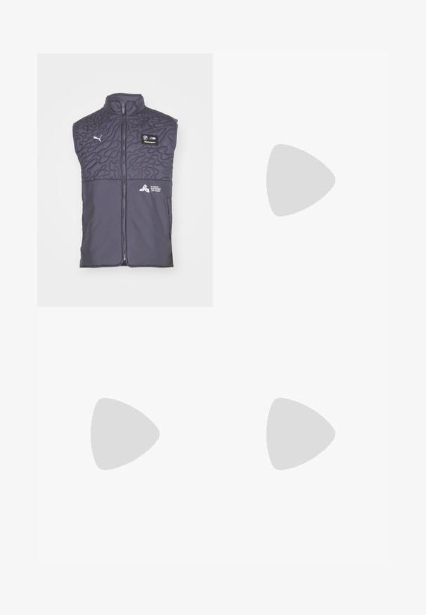 Puma BMW STATEMENT - Vesta - galactic gray; Biela bavlnená tričko, kulatý výstrih, krátke rukávy, voľný strih, hladká textúra, bez viditeľných vzorov alebo akcentov.; Čierne bavlnené šortky s elastickým pásom, bočnými vreckami a voľným strihom, s hladkou textúrou a rovnou lemovkou.; Ružové semišové tenisky s šedými akcentmi, štíhly dizajn, textúrovaný zvršok a čierna gumová podošva. Na boku sa nachádza logo Puma.