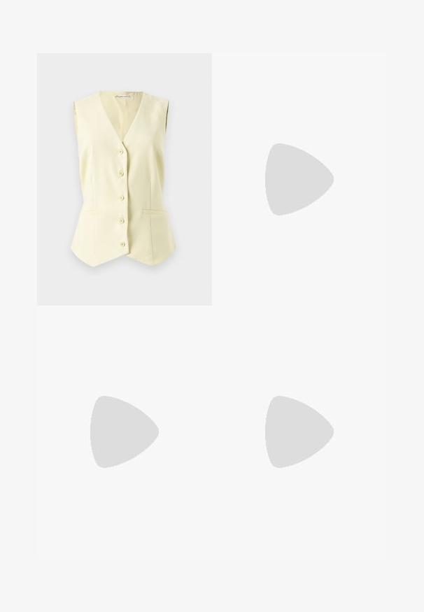Gilet sans manches, jaune clair, avec un décolleté en V, six boutons centraux et deux poches avant. Tissu lisse avec une coupe ajustée.; Polo à manches longues avec des rayures horizontales marron et crème, un col, et un décolleté fendu, fabriqué en tissu doux.; Jean large en denim bleu clair, avec taille haute, design à cinq poches, et finition délavée avec des détails de frottement subtils.; Baskets montantes en toile blanche avec semelle en caoutchouc noir, capuchon en caoutchouc à l'avant, et six œillets pour les lacets, présentant un design épuré et minimaliste.; Even&Odd Sac à main - brown