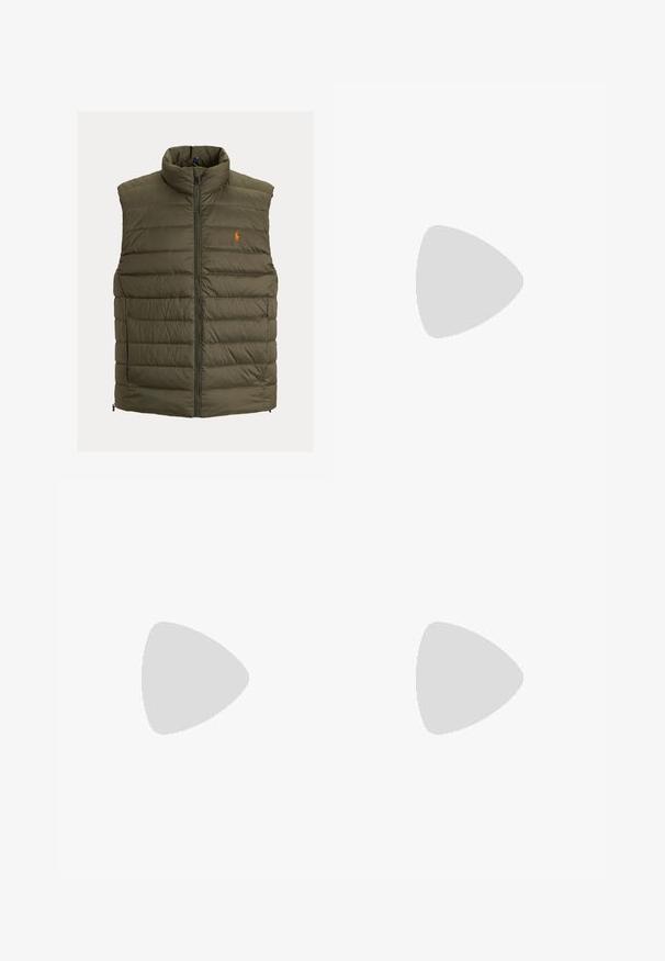 Olivengrønn dunvest med høy hals, glidelåslukking foran, horisontal søm, og liten logo på brystet. Lettvekt materiale.; Svart bomull t-skjorte med klassisk rund hals, korte ermer og to små hvite "SAMSØE" logoer på venstre bryst.; Svart bukser med avslappet passform, laget av lett stoff. Har elastisk midjebånd, knapplukking og to frontlommer.; Hvite sneakers med lys rosa og svarte detaljer, med glatte lær- og semskede paneler, rund tå og flat gummisåle.