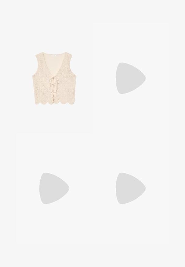 Top in pizzo color crema con scollatura a V, caratterizzato da un motivo all'uncinetto, orlo a onde e chiusura con laccetto davanti.; Top bianco aderente realizzato in tessuto a coste, con maniche a farfalla e dettagli arricciati sui lati per texture e forma.; Pantaloni a gamba larga bianchi realizzati in un tessuto leggero. Presentano una vita elastica con cordoncino e tasche laterali. Texture liscia.; Sneakers in suede rosa chiaro con strisce e lacci bianchi, dotati di una linguetta testurizzata e di una suola in gomma, posizionati su un tappeto blu.