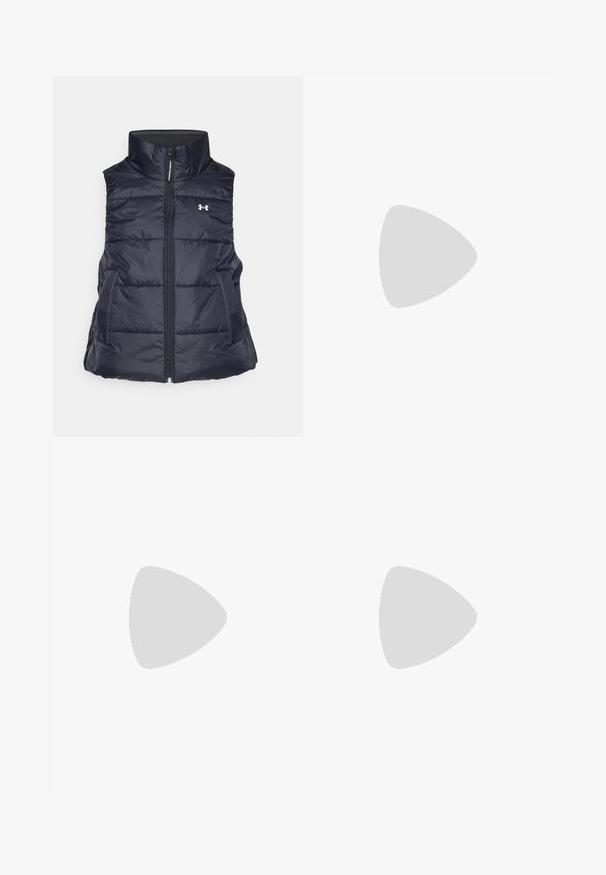 Schwarze Puffer-Weste mit hohem Kragen, Reißverschluss und Seitentaschen. Hat eine gesteppten Textur und das Under Armour-Logo auf der linken Brust.; Schwarzes langärmliges Sportshirt aus glattem Material, mit Rundhalsausschnitt und einem kleinen weißen Logo auf der linken Brust.; Schwarze Sportleggings aus dehnbarem Stoff, mit einem hohen Taillenbund, seitlichen Taschen und einem kleinen Logo am Unterschenkel.; Helles rosa Sportschuh mit einem strukturierten Mesh-Obermaterial, beigen Akzenten, Schnürsenkeln und einer gemusterten Gummisohle, die eine gepolsterte Zwischensohle zur Unterstützung bietet.