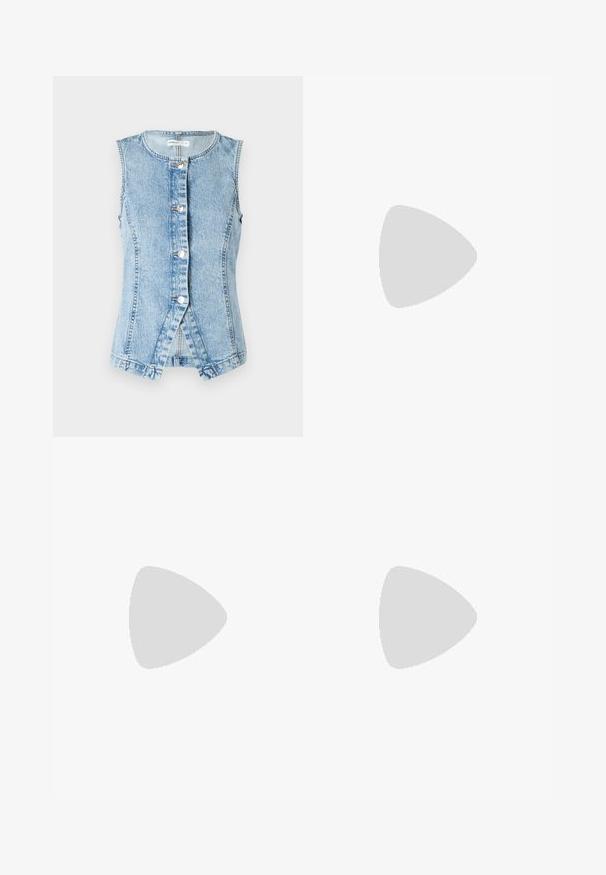 Lichtblauwe denim vest zonder mouwen, met knoopsluiting aan de voorkant en een getailleerd ontwerp. Heeft dubbel gestikte naden en een afgeronde zoom.; Zwarte lange mouw top van transparant materiaal, met een ronde halslijn en een slanke pasvorm, voorzien van fijn afgewerkte zomen.; Zwarte wijde broekspijpen gemaakt van lichtgewicht stof, met een elastische tailleband en een trekkoord voor een verstelbare pasvorm. Soepele textuur.; Hoge zwarte canvas sneaker met witte oogjes, veters en rubberen zool. Beschikt over een gestructureerde neuskap en zwart-witte streepaccenten.