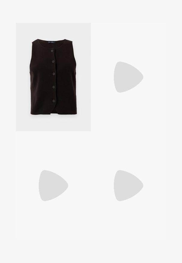 Rjav pleteni brezrokavnik z okroglim izrezom in gumbi spredaj, ki vsebuje šest črnih gumbov. Mehka tekstura s klasičnim dizajnom.; Dva brezrokavniki z rebrasto turtleneck gorami v črni in beli barvi, z oblikovanim dizajnom in gladko teksturo, v skrajšani dolžini.; Črne široke hlače iz lahkega materiala, z zapiranjem na gumb spredaj in ravnim sprednjim delom, s skrbno zašiti robovi.; Športni čevlji z belim usnjenim zgornjim delom, sivim semišem na prstih in tremi črnimi črtami. Imajo modro logo na jeziku in teksturiran gumijast podplat.